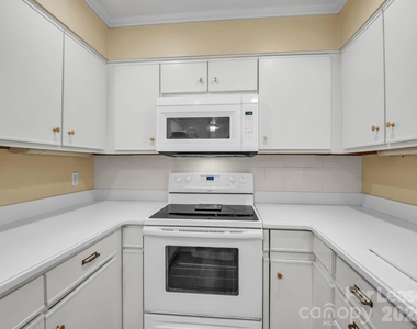 335 Melrose Avenue - Photo Thumbnail 9