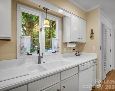 335 Melrose Avenue - Photo Thumbnail 10