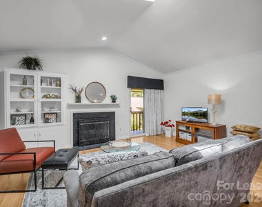 335 Melrose Avenue - Photo Thumbnail 14