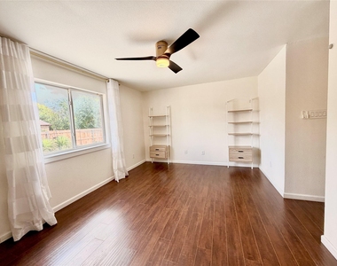 1202 Frio Lane - Photo Thumbnail 3