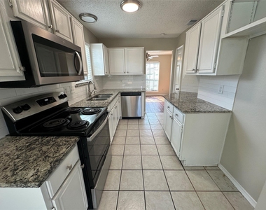 619 White Oak Street - Photo Thumbnail 5