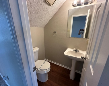 619 White Oak Street - Photo Thumbnail 8