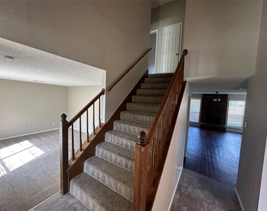 619 White Oak Street - Photo Thumbnail 2