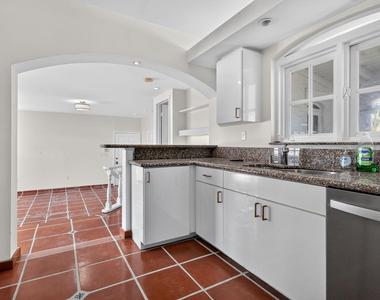 7500 W Treasure Drive - Photo Thumbnail 14
