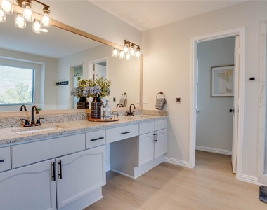 6003 Lloyd Court - Photo Thumbnail 12