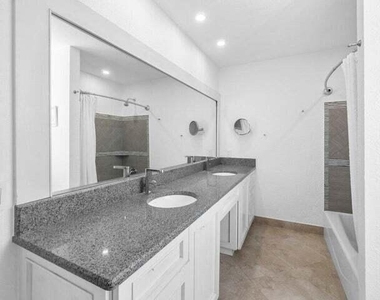 653 Nw 10th Court - Photo Thumbnail 23