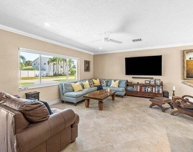 653 Nw 10th Court - Photo Thumbnail 7