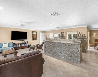 653 Nw 10th Court - Photo Thumbnail 3