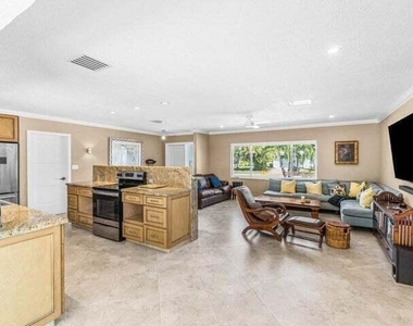 653 Nw 10th Court - Photo Thumbnail 12
