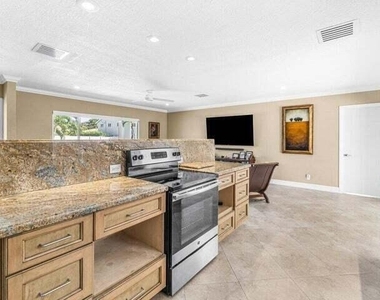 653 Nw 10th Court - Photo Thumbnail 10