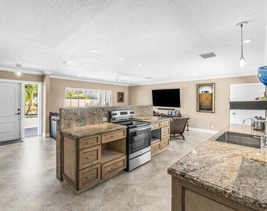653 Nw 10th Court - Photo Thumbnail 4
