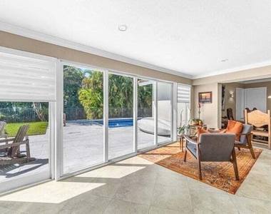 653 Nw 10th Court - Photo Thumbnail 8