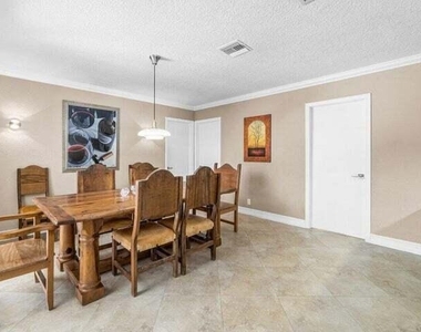 653 Nw 10th Court - Photo Thumbnail 6
