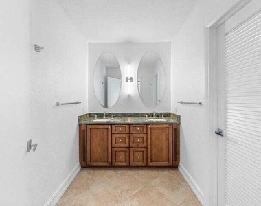 653 Nw 10th Court - Photo Thumbnail 17
