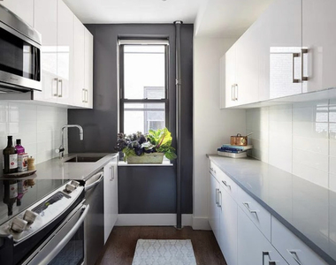 West 25th Street - Photo Thumbnail 8