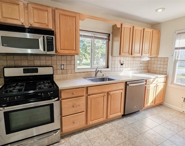 41 Birdsall Avenue - Photo Thumbnail 3