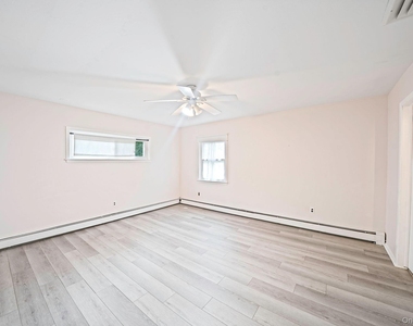 2400 New York Avenue - Photo Thumbnail 12