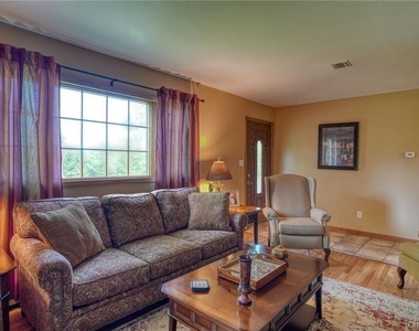8 Roberts Drive - Photo Thumbnail 4
