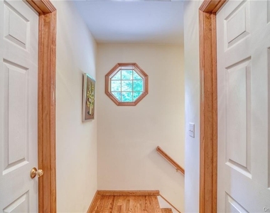 8 Roberts Drive - Photo Thumbnail 16