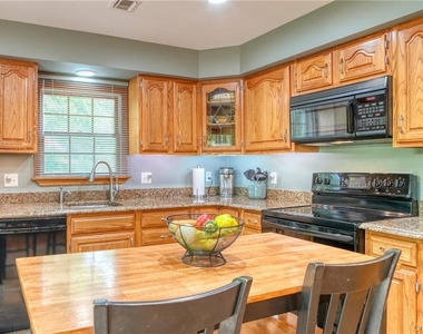8 Roberts Drive - Photo Thumbnail 10