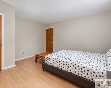 66 Edison Avenue - Photo Thumbnail 9