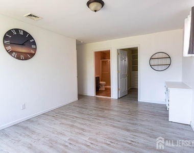 188 Loring Avenue - Photo Thumbnail 15