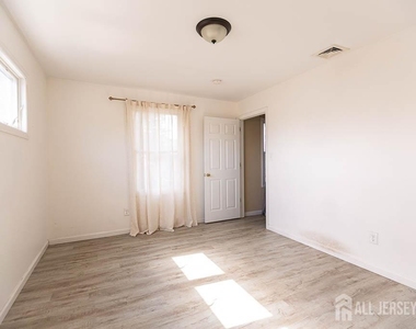 188 Loring Avenue - Photo Thumbnail 7
