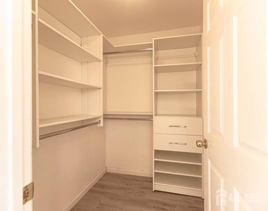 188 Loring Avenue - Photo Thumbnail 8