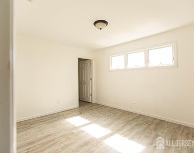 188 Loring Avenue - Photo Thumbnail 6