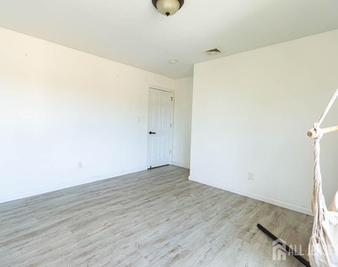 188 Loring Avenue - Photo Thumbnail 9