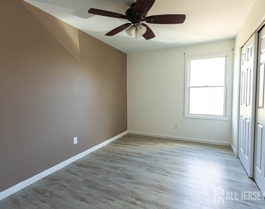 188 Loring Avenue - Photo Thumbnail 13
