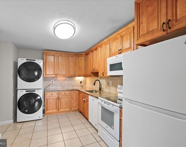 205 Yoakum Parkway - Photo Thumbnail 8