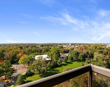 205 Yoakum Parkway - Photo Thumbnail 27