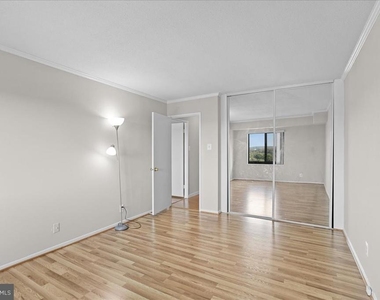 205 Yoakum Parkway - Photo Thumbnail 13