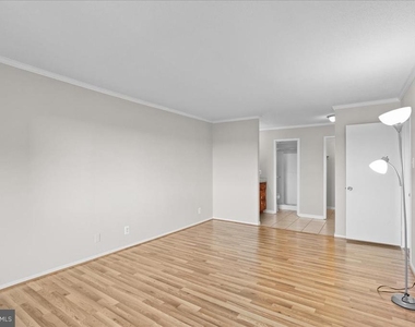 205 Yoakum Parkway - Photo Thumbnail 15