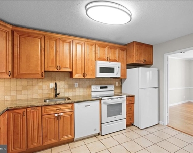 205 Yoakum Parkway - Photo Thumbnail 9