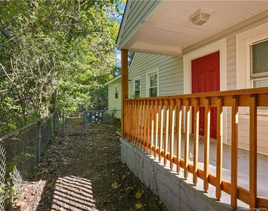 331 Lincoln Drive - Photo Thumbnail 3