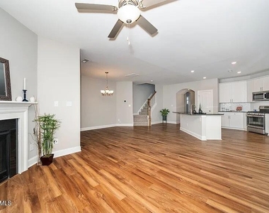 1105 Arbor Edge Lane - Photo Thumbnail 7