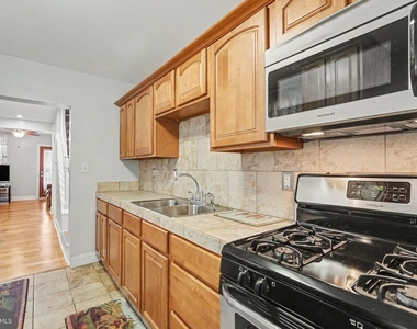 2105 Greenwood Street - Photo Thumbnail 6