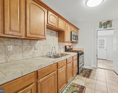 2105 Greenwood Street - Photo Thumbnail 5