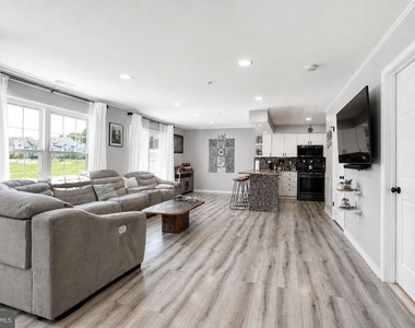 1101 Julian Drive W - Photo Thumbnail 8