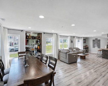 1101 Julian Drive W - Photo Thumbnail 7