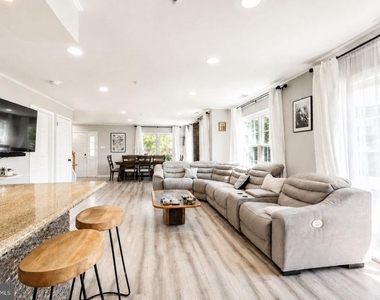 1101 Julian Drive W - Photo Thumbnail 16