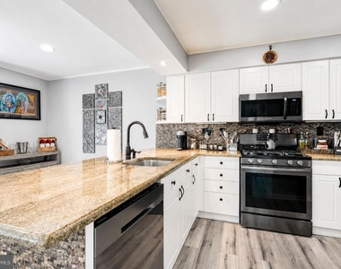 1101 Julian Drive W - Photo Thumbnail 20