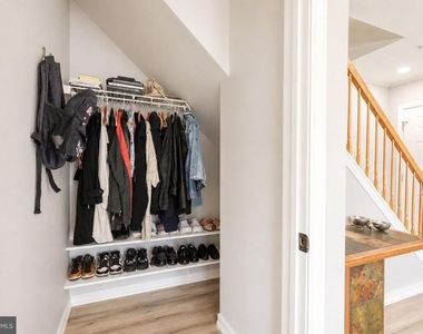 1101 Julian Drive W - Photo Thumbnail 10
