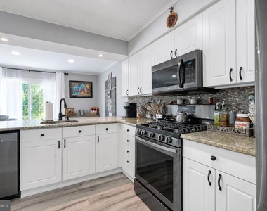 1101 Julian Drive W - Photo Thumbnail 21
