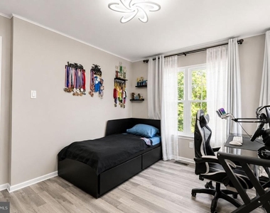 1101 Julian Drive W - Photo Thumbnail 31