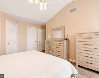1101 Julian Drive W - Photo Thumbnail 26