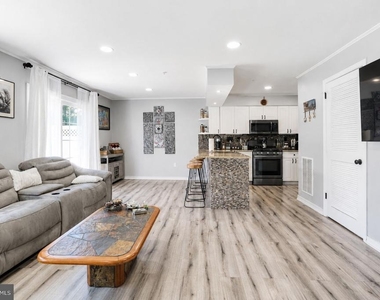 1101 Julian Drive W - Photo Thumbnail 17