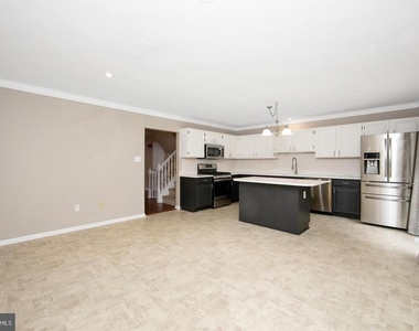 302 Allens Lane - Photo Thumbnail 11